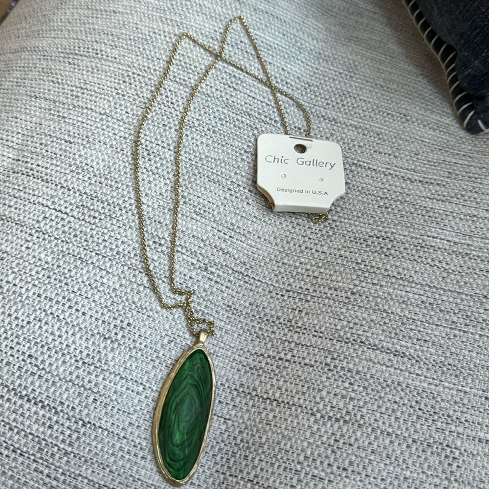 Chic gallery NWT green long necklace